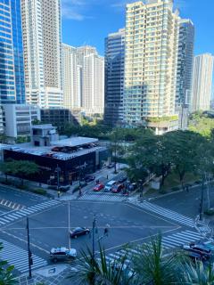 Comfy and Cozy 2BR Condo in BGC with WiFi and Netflix - Manila - 4