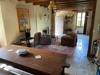 Ancienne ferme Bourguignonne en bord de rivière, grand terrain arboré, et clos - 2