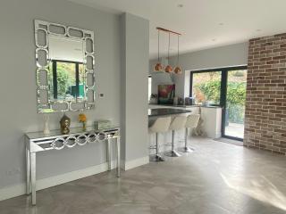 Stunning 4 bedroom house in Surrey Minimum stay 6 nights - 8