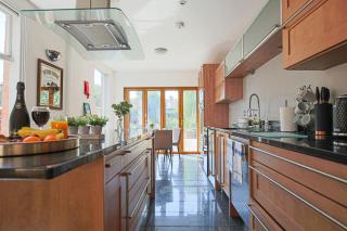 Thrift House - Central Location - Free Parking, Pool Table, Fast Wifi, Smart TV with Fast Wifi by Yoko Property - 2