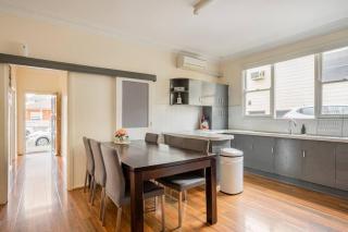 Wollongong station holiday house with Wi-Fi,75 Inch TV, Netflix,Parking,Beach - 2