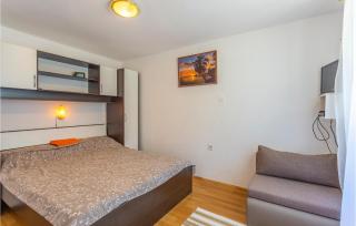 Five-Bedroom Holiday Home In Polje - 8