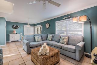 Anna Banana 501 N Shore Dr - 5