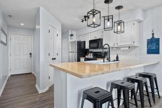 Fully equipped 2BR 2BA with King Bed in heart of MB - 3
