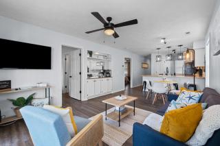 Fully equipped 2BR 2BA with King Bed in heart of MB - 7