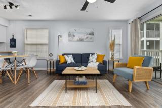 Fully equipped 2BR 2BA with King Bed in heart of MB - 0