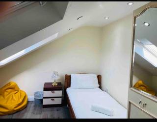 5 Bedroom House by monishortlets - 2