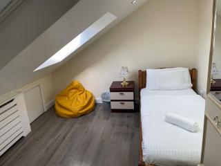 5 Bedroom House by monishortlets - 8