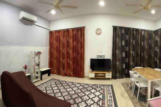 Azzahra Homestay Pekan with 3 Bedrooms fully airconditioner - 1