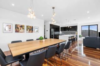 Bayview Luxe- Sleeping 14, Pet Friendly, Views- 4 bedroom, lounge with sofa beds - 6