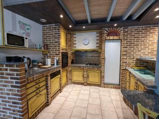 Gîte Charentais avec Piscine Chauffée, Jardin, Equip. Bébé et Recharge Électrique - Proche Périgord - FR-1-653-7 - Charras - 1