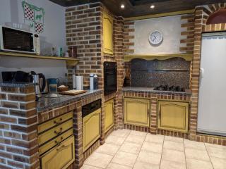 Gîte Charentais avec Piscine Chauffée, Jardin, Equip. Bébé et Recharge Électrique - Proche Périgord - FR-1-653-7 - 2