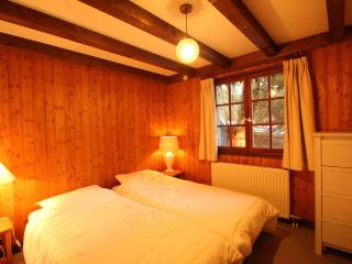 Chalet 4 chambres sur pistes débutants avec balcon et parking, à 350m des commerces - FR-1-572-196 - 2