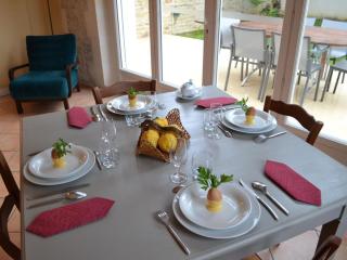 Gîte familial avec piscine chauffée, jardin clos, équipement bébé, au cœur d'une propriété viticole. - FR-1-653-70 - Saint-Cybardeaux - 3