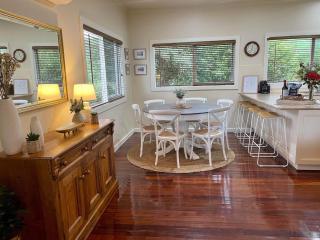 Hillview Cottage - - 2