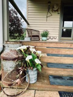 Hillview Cottage - - 6