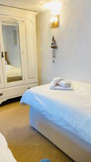 Benwick Cottage - Beachfront Thatched Cottage set on the marine parade with absolutely spectacular Sea views! Sleeps 4 - Lyme Regis - 7