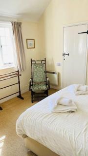 Benwick Cottage - Beachfront Thatched Cottage set on the marine parade with absolutely spectacular Sea views! Sleeps 4 - Lyme Regis - 6