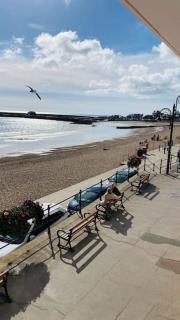 Benwick Cottage - Beachfront Thatched Cottage set on the marine parade with absolutely spectacular Sea views! Sleeps 4 - Lyme Regis - 3