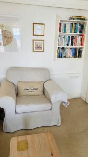 Benwick Cottage - Beachfront Thatched Cottage set on the marine parade with absolutely spectacular Sea views! Sleeps 4 - Lyme Regis - 8