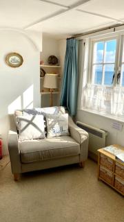 Benwick Cottage - Beachfront Thatched Cottage set on the marine parade with absolutely spectacular Sea views! Sleeps 4 - Lyme Regis - 4