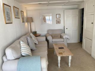 Benwick Cottage - Beachfront Thatched Cottage set on the marine parade with absolutely spectacular Sea views! Sleeps 4 - Lyme Regis - 5