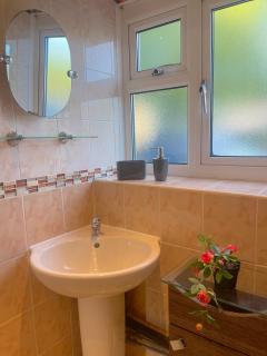 303 Alexandra Avenue HA2 9DX - Pinner - 4