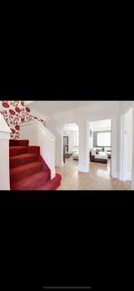Mansion 8 bedrooms in Private Gated Ave Huge garden Hot tub FREE SAUNA up to 23 - Luton - 0