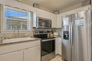 200 yds to private gated beach access- 3BR-2BA- quiet location in the heart of Destin! - Destin - 7