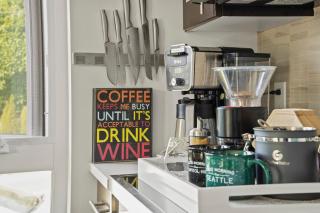 NEW Bright Capitol Hill Condo, Great Location Views - 5