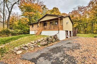 12 Mi to Camelback Ski Resort Home with Decks! - Tobyhanna - 9