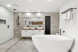 Ultra Modern & Relaxing Inner City 4bed House - with a Private Pool - 10mins walk to Beach - Gold Coast - 2