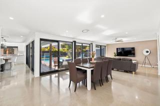 Ultra Modern & Relaxing Inner City 4bed House - with a Private Pool - 10mins walk to Beach - Gold Coast - 3