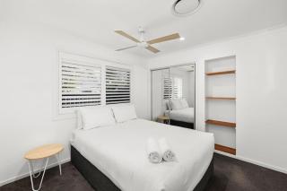 Ultra Modern & Relaxing Inner City 4bed House - with a Private Pool - 10mins walk to Beach - Gold Coast - 4