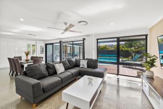 Ultra Modern & Relaxing Inner City 4bed House - with a Private Pool - 10mins walk to Beach - Gold Coast - 5