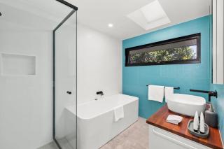 Ultra Modern & Relaxing Inner City 4bed House - with a Private Pool - 10mins walk to Beach - Gold Coast - 6