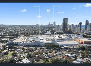 Ultra Modern & Relaxing Inner City 4bed House - with a Private Pool - 10mins walk to Beach - Gold Coast - 8