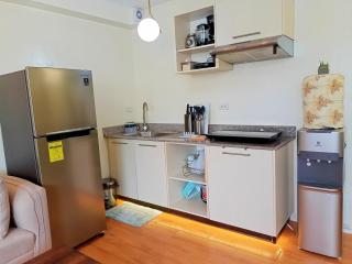 Spacious 36sqm Studio with 65" TV Netflix Karaoke and Pool Access Near Airport and Samal Ferry - 3