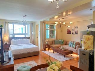 Spacious 36sqm Studio with 65" TV Netflix Karaoke and Pool Access Near Airport and Samal Ferry - 1