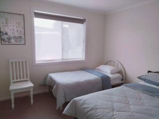Comfortable three bedroom home close to the beach - Lakes Entrance - 8
