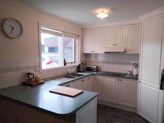 Comfortable three bedroom home close to the beach - Lakes Entrance - 7
