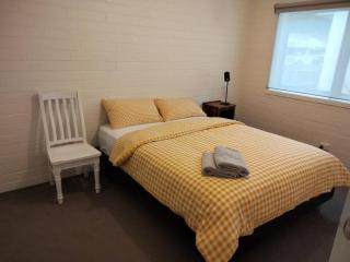 Comfortable three bedroom home close to the beach - Lakes Entrance - 5