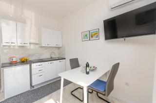 Apartments and Rooms On the Beach - Vodice - 4