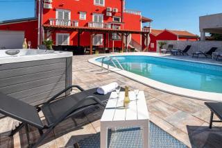 XXXL Villa Ancora with heated pool - Turanj - 4