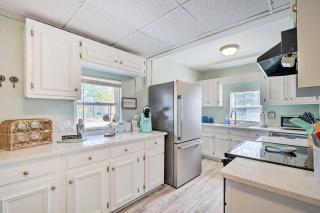 Picturesque Duplex Unit, half Mi to the Beach! - Oak Island - 6