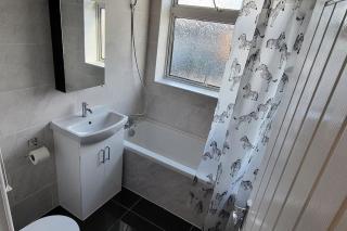 Newly refurbished 3 bedroom flat - Bedworth - 3