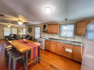 River Bungalow Available for Monthly Rentals - New Braunfels - 5