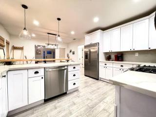 King Bed-Private Yard-Driveway Parking - 1