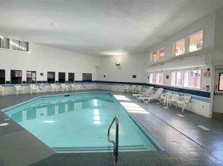 Sunday River Ski In Ski Out Mountain View Condo with Hot Tub Pool and Sauna! - Newry - 6