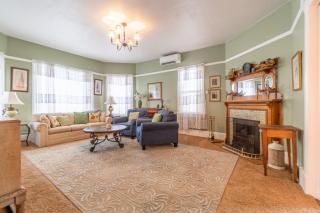 Rustic 2-Bedroom walking distance to Downtown - 8